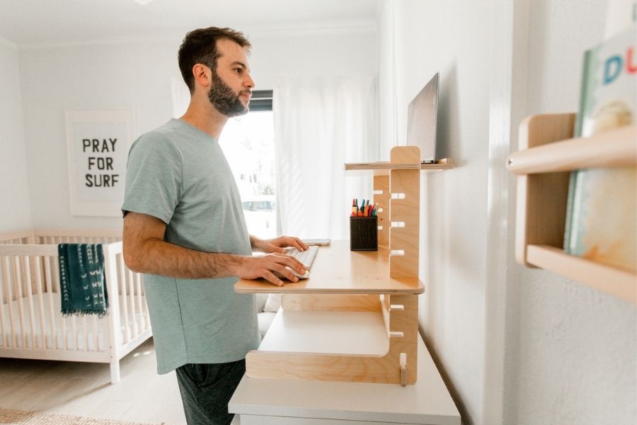 What To Look For in a Laptop Standing Desk Converter